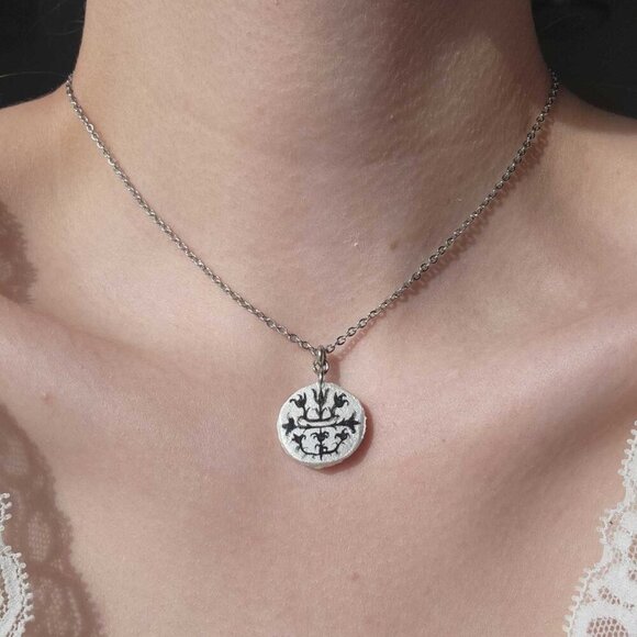 Vintage gothic abstract floral witch necklace with a small silver chain - Picture 3 of 11